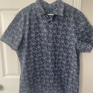 Perry Ellis Blue Casual Button Down Shirt with Intricate Pattern